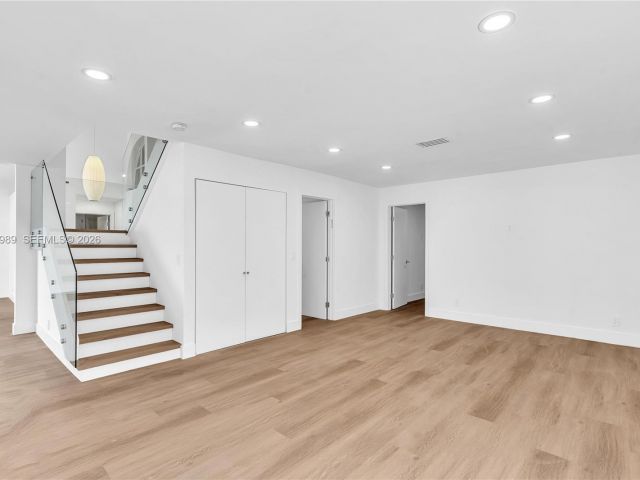 Дом в аренду по адресу 4917 SW 32nd Way - фото 7472420