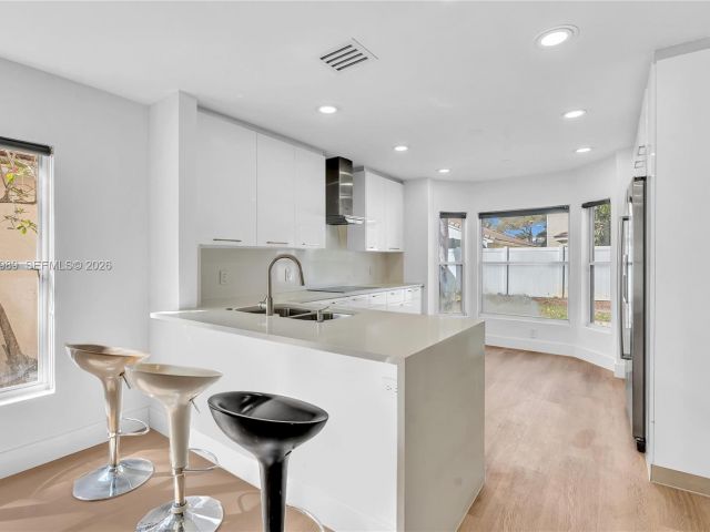 Дом в аренду по адресу 4917 SW 32nd Way - фото 7472421