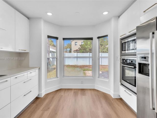 Дом в аренду по адресу 4917 SW 32nd Way - фото 7472423