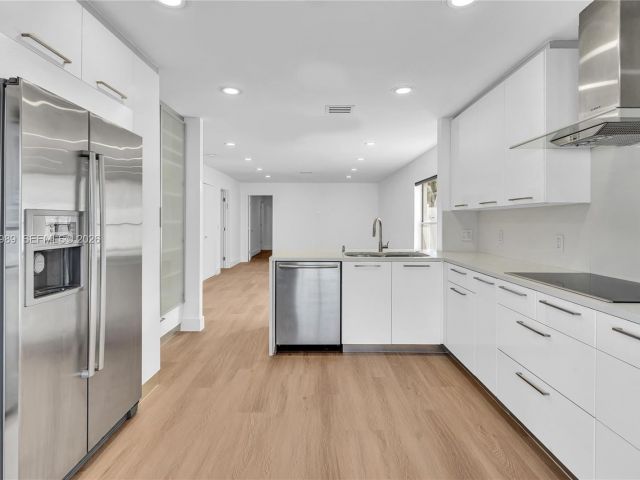 Дом в аренду по адресу 4917 SW 32nd Way - фото 7472424