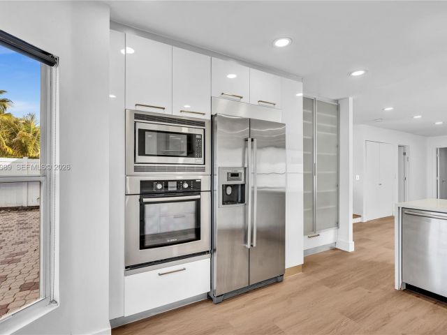 Дом в аренду по адресу 4917 SW 32nd Way - фото 7472425