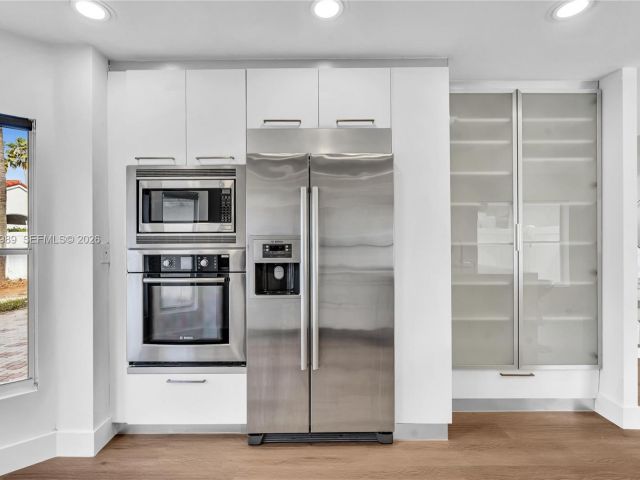 Дом в аренду по адресу 4917 SW 32nd Way - фото 7472426