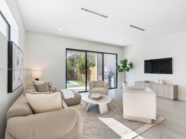 Продажа дома по адресу 912 SE 13th St - фото 7537094