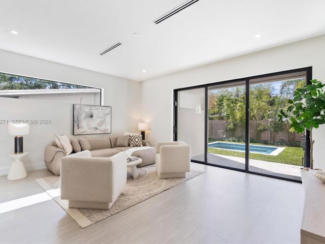 Продажа дома по адресу 912 SE 13th St - фото 7537096