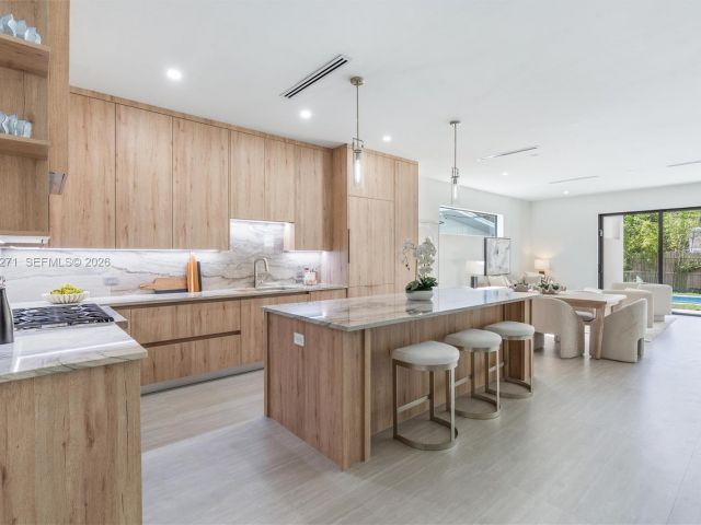 Продажа дома по адресу 912 SE 13th St - фото 7537097