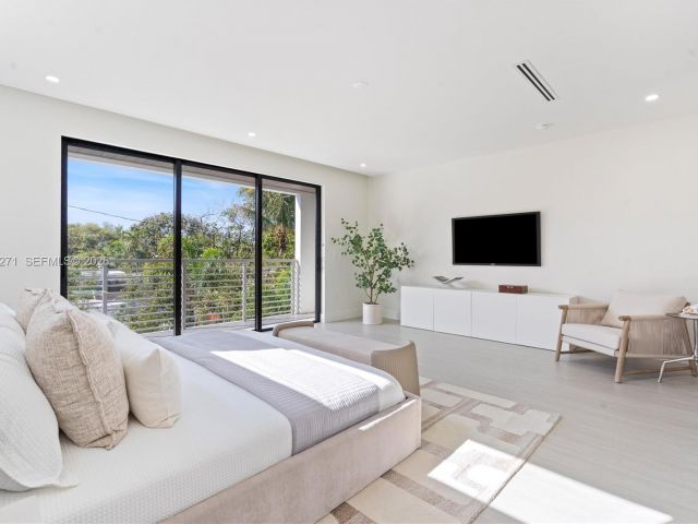 Продажа дома по адресу 912 SE 13th St - фото 7537100