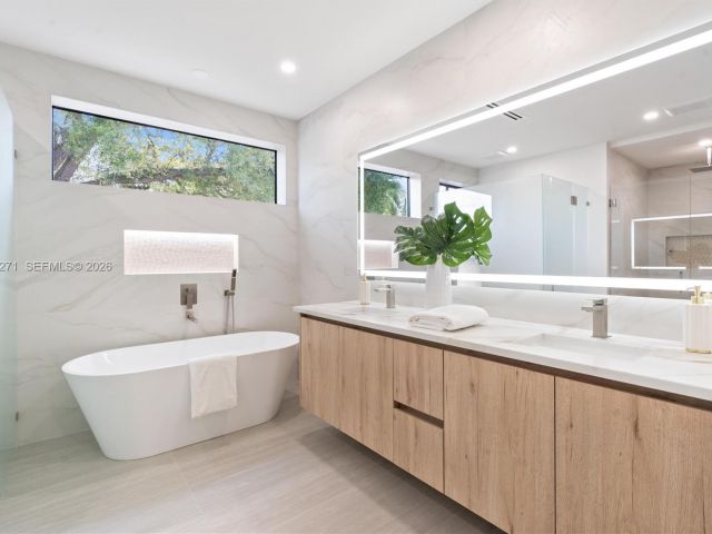 Продажа дома по адресу 912 SE 13th St - фото 7537103