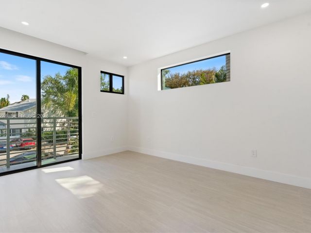 Продажа дома по адресу 912 SE 13th St - фото 7537109