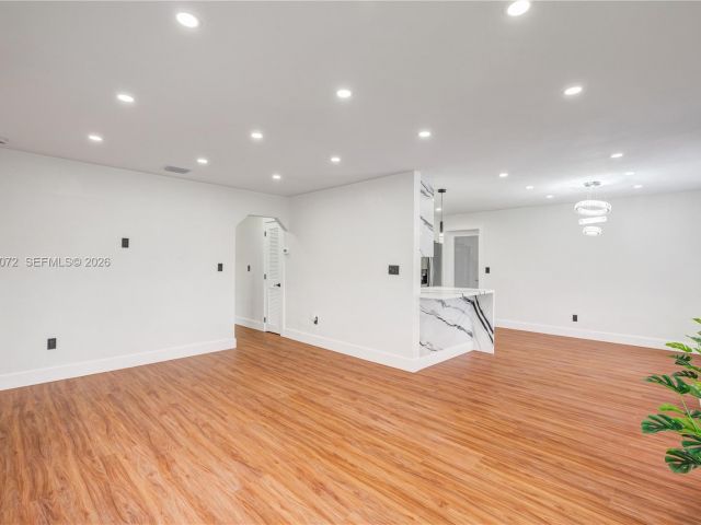 Продажа дома по адресу 2520 NW 108th St - фото 7536927