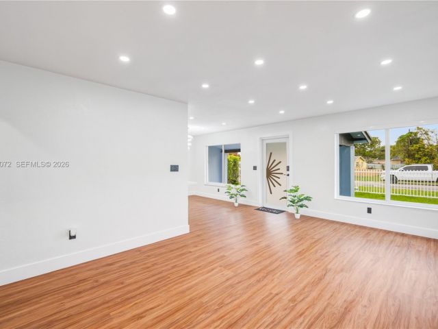 Продажа дома по адресу 2520 NW 108th St - фото 7536928