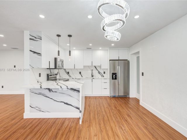 Продажа дома по адресу 2520 NW 108th St - фото 7536930