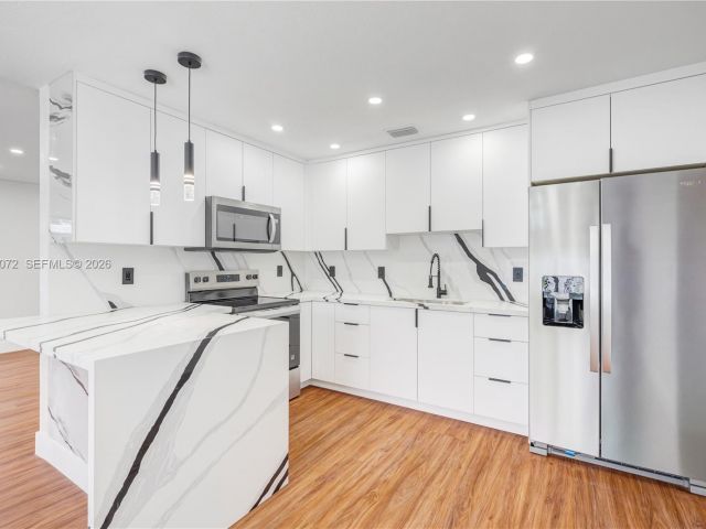 Продажа дома по адресу 2520 NW 108th St - фото 7536932