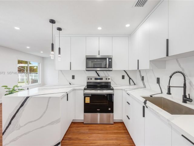 Продажа дома по адресу 2520 NW 108th St - фото 7536933