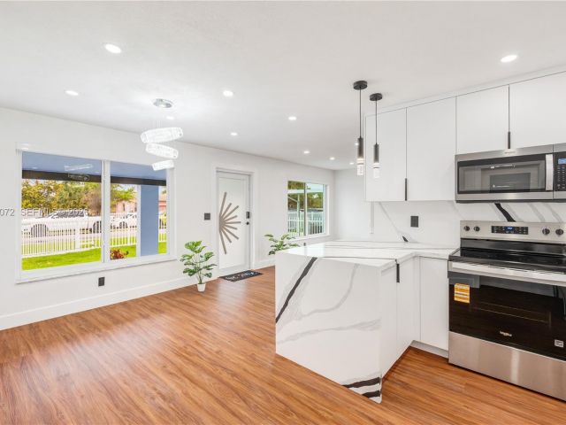 Продажа дома по адресу 2520 NW 108th St - фото 7536934