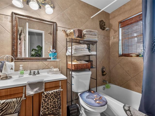 Продажа дома по адресу 4280 NE 11th Ter - фото 7478779