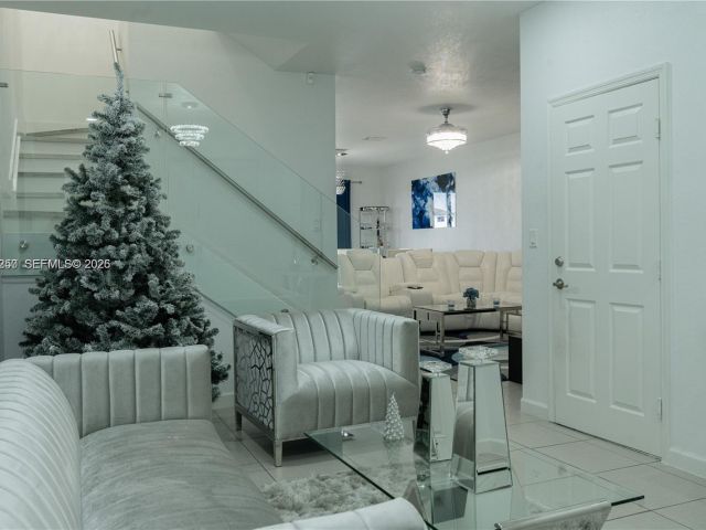 Дом в аренду по адресу 11611 SW 253 ST 11611 - фото 7492654