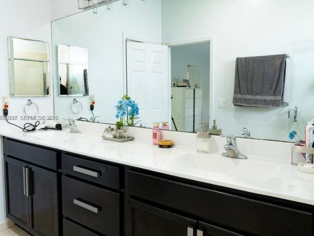 Дом в аренду по адресу 11611 SW 253 ST 11611 - фото 7492661