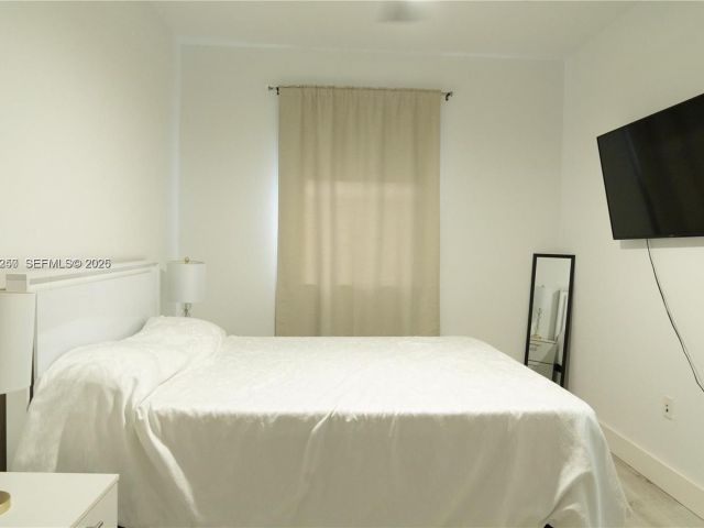 Дом в аренду по адресу 11611 SW 253 ST 11611 - фото 7492662