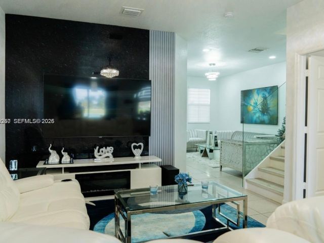 Дом в аренду по адресу 11611 SW 253 ST 11611 - фото 7492667