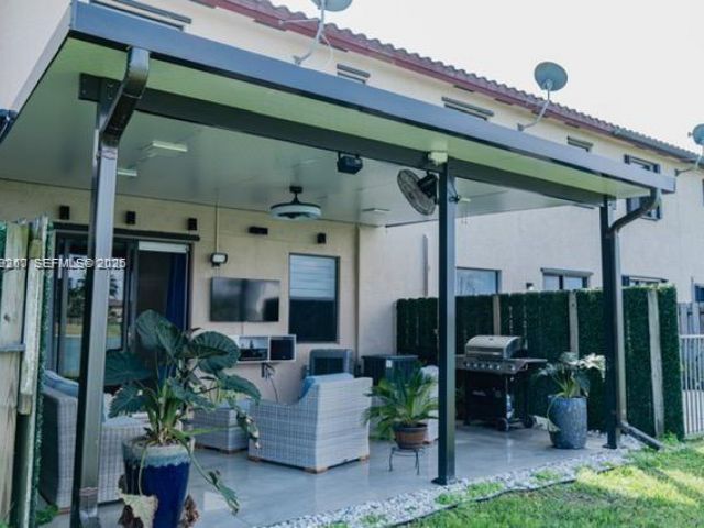 Дом в аренду по адресу 11611 SW 253 ST 11611 - фото 7492669