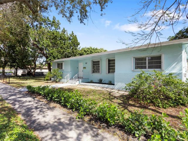 Дом в аренду по адресу 12905 NE 4th Ave 1 - фото 7475637