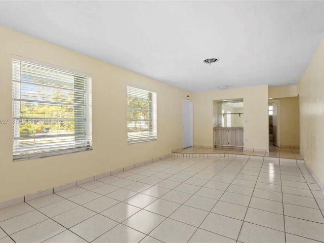 Дом в аренду по адресу 12905 NE 4th Ave 1 - фото 7475639