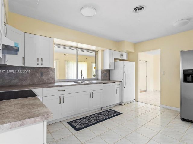 Дом в аренду по адресу 12905 NE 4th Ave 1 - фото 7475642