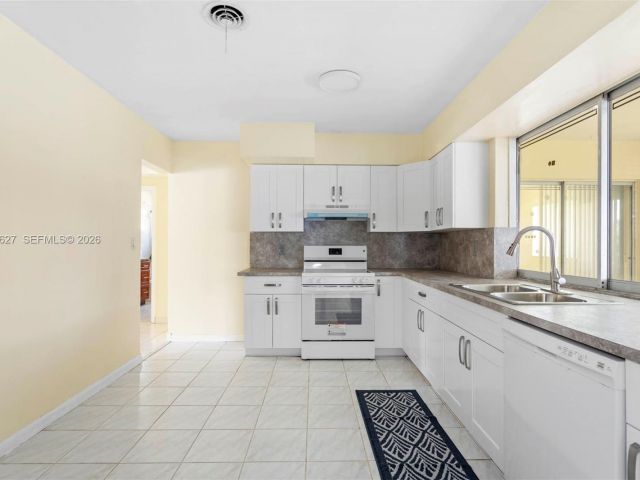 Дом в аренду по адресу 12905 NE 4th Ave 1 - фото 7475643