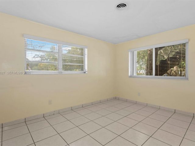 Дом в аренду по адресу 12905 NE 4th Ave 1 - фото 7475646