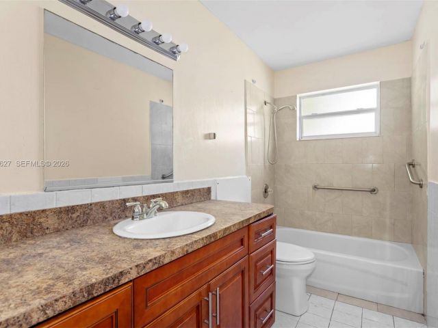 Дом в аренду по адресу 12905 NE 4th Ave 1 - фото 7475648