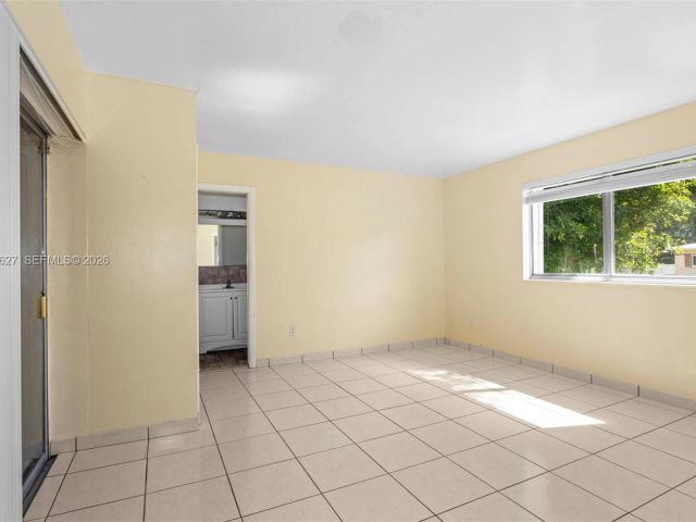 Дом в аренду по адресу 12905 NE 4th Ave 1 - фото 7475652