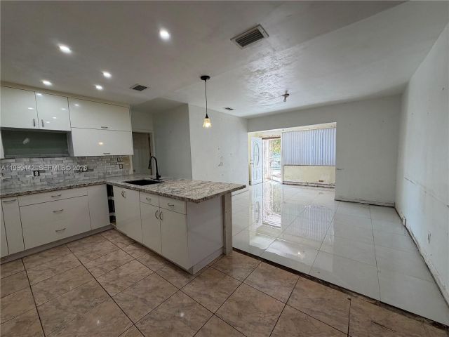 Продажа дома по адресу 14015 NE 11th Ave - фото 7475825