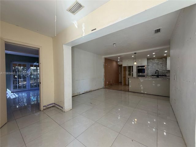 Продажа дома по адресу 14015 NE 11th Ave - фото 7475826