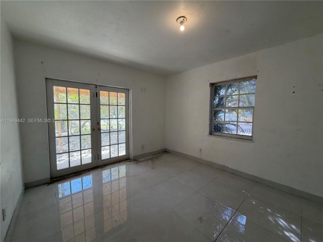 Продажа дома по адресу 14015 NE 11th Ave - фото 7475827