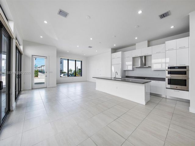 Дом в аренду по адресу 8120 NW 43rd St 8120 - фото 7486381