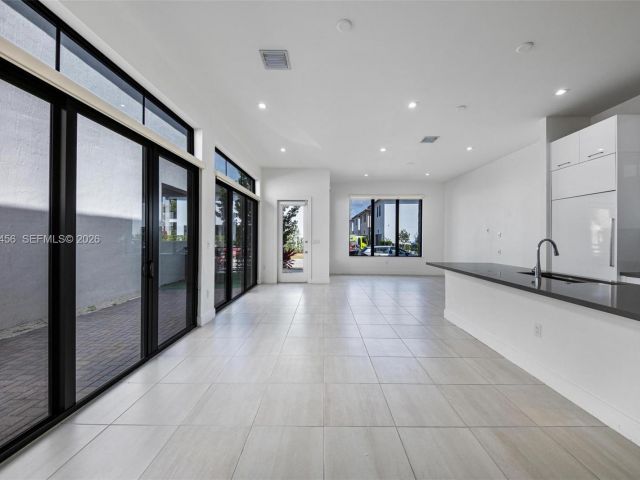 Дом в аренду по адресу 8120 NW 43rd St 8120 - фото 7486382