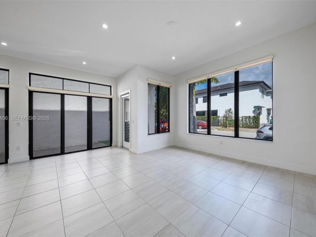 Дом в аренду по адресу 8120 NW 43rd St 8120 - фото 7486383