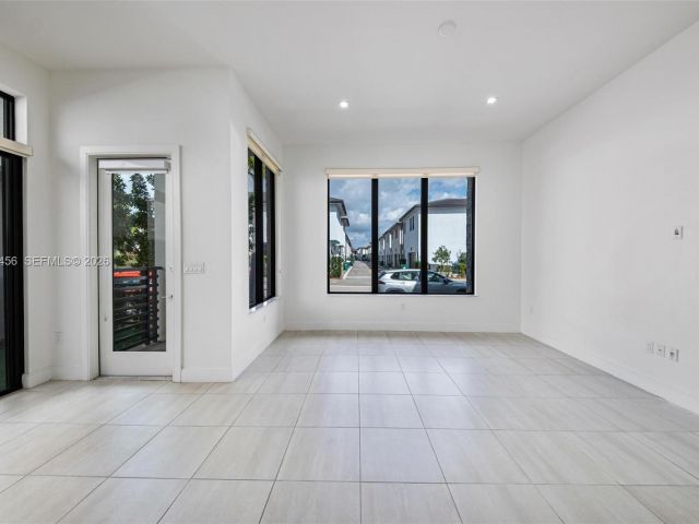 Дом в аренду по адресу 8120 NW 43rd St 8120 - фото 7486384