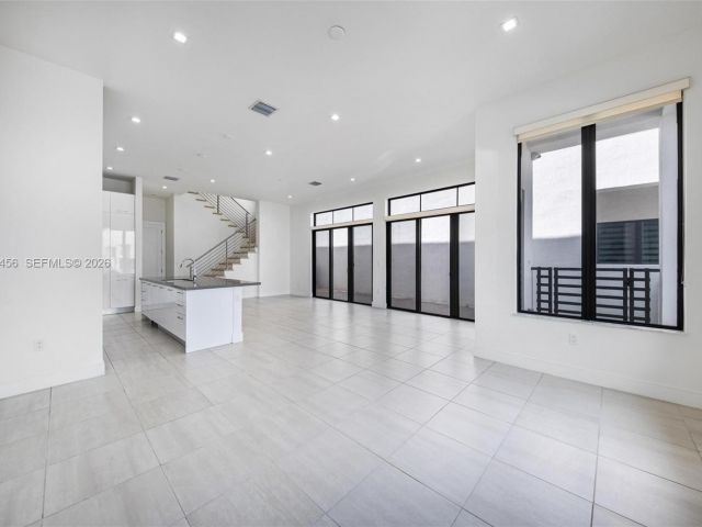 Дом в аренду по адресу 8120 NW 43rd St 8120 - фото 7486385