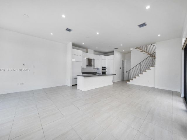 Дом в аренду по адресу 8120 NW 43rd St 8120 - фото 7486386