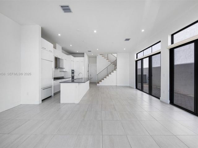 Дом в аренду по адресу 8120 NW 43rd St 8120 - фото 7486387