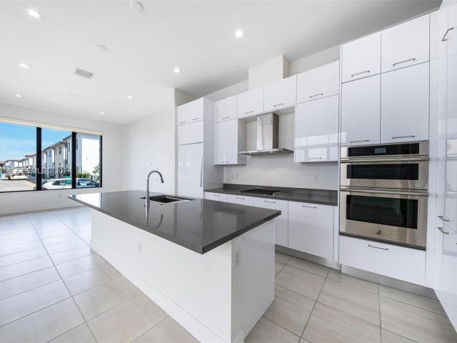 Дом в аренду по адресу 8120 NW 43rd St 8120 - фото 7486388