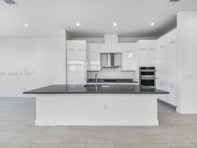 Дом в аренду по адресу 8120 NW 43rd St 8120 - фото 7486389