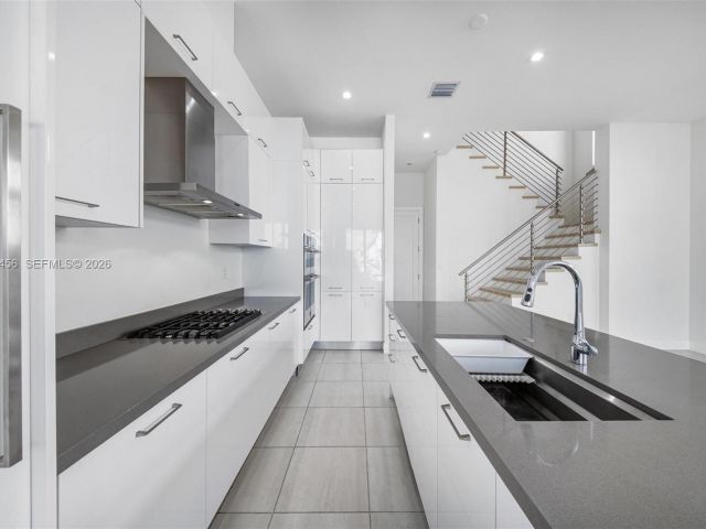 Дом в аренду по адресу 8120 NW 43rd St 8120 - фото 7486391