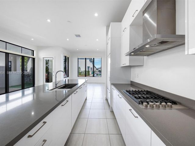 Дом в аренду по адресу 8120 NW 43rd St 8120 - фото 7486392