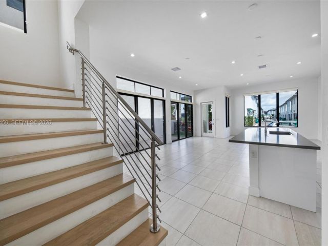 Дом в аренду по адресу 8120 NW 43rd St 8120 - фото 7486395