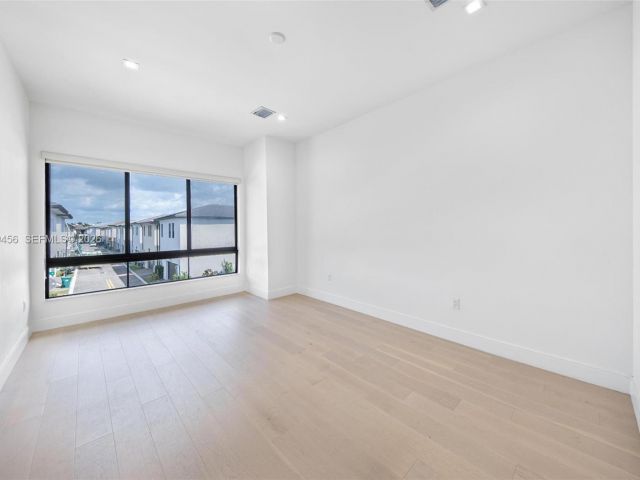 Дом в аренду по адресу 8120 NW 43rd St 8120 - фото 7486398