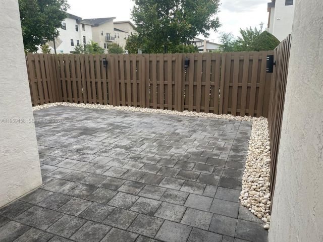 Дом в аренду по адресу 10445 NW 81st Ter 10045 - фото 7486400