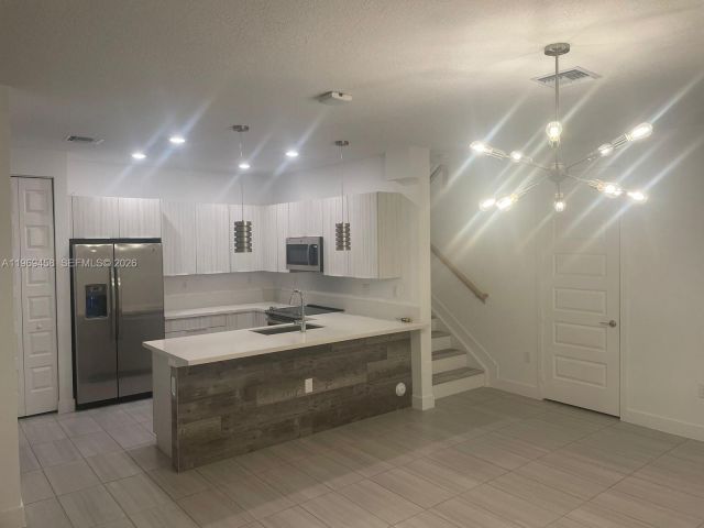 Дом в аренду по адресу 10445 NW 81st Ter 10045 - фото 7486402