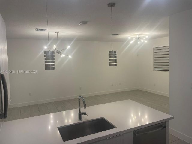 Дом в аренду по адресу 10445 NW 81st Ter 10045 - фото 7486404